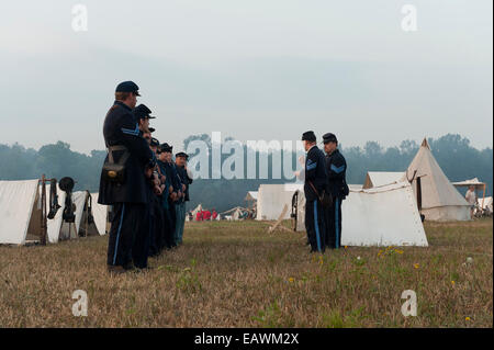 Allineare i soldati in corrispondenza di una prima battaglia di Manassas Guerra civile rievocazione storica. Foto Stock