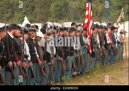 Allineare i soldati in corrispondenza di una prima battaglia di Manassas Guerra civile rievocazione storica. Foto Stock