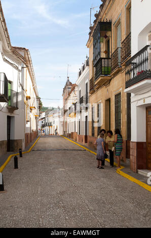 Un gruppo di donne che parlano in strada, villaggio di Alajar, Sierra de Aracena, provincia di Huelva, Spagna Foto Stock