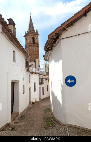 Un modo cartello stradale con la punta rivolta verso il basso una strada molto stretta, villaggio di Alajar, Sierra de Aracena, provincia di Huelva, Spagna Foto Stock