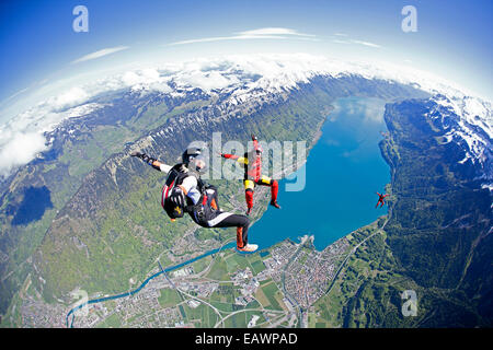 Freefly skydivers sono su una spettacolare terra e campi scenario nel cielo con 130 km/h. Foto Stock