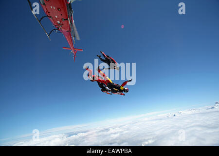 Skydiving Freefly team è saltato fuori da un aereo e rendere la formazione skydive il salto. Foto Stock