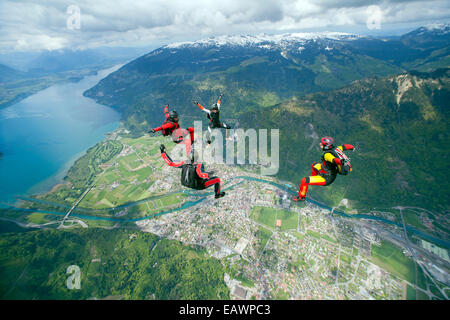 Freefly skydivers sono su una spettacolare terra e campi scenario nel cielo con 130 km/h. Foto Stock