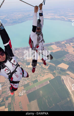 Freefly skydivers sono su una spettacolare terra e campi scenario nel cielo con 130 km/h. Foto Stock