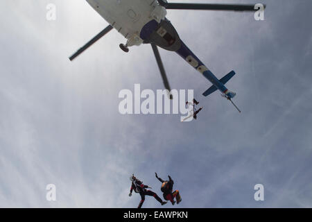 Skydiving Freefly team è saltato fuori da un aereo e rendere la formazione skydive il salto. Foto Stock