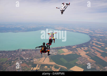 Freefly skydivers sono su una spettacolare terra e campi scenario nel cielo con 130 km/h. Foto Stock