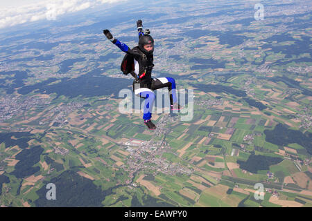 Freefly skydivers sono su una spettacolare terra e campi scenario nel cielo con 130 km/h. Foto Stock