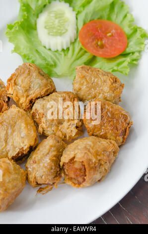 Fritti di granchio torta rotolo sul piatto bianco , cibo cinese Foto Stock