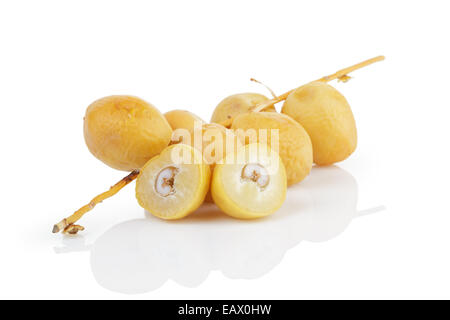 Crudo fresco date con diramazione, isolati su sfondo bianco Foto Stock