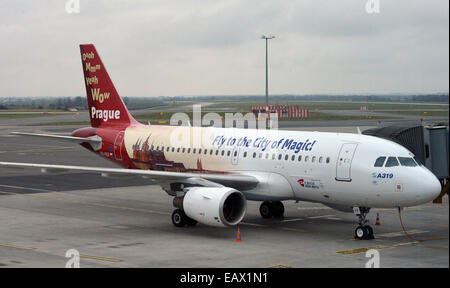 Servizio d'informazione di Praga e Czech Airlines ha introdotto nuovi adesivi con il logo e il motivo di Praga per Airbus A319 a Praga Repubblica Ceca, Novembre 21, 2014. (CTK foto/Michal Dolezal) Foto Stock