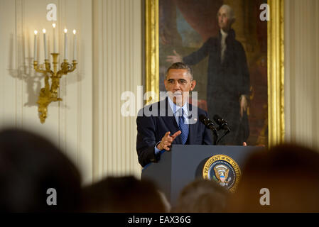 Il Presidente Usa Barack Obama offre un commento a livello nazionale di medaglie di scienza e medaglie nazionali di tecnologia e innovazione Cerimonia di premiazione nella Sala Est della Casa Bianca Novembre 20, 2014 a Washington. Foto Stock