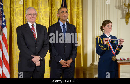 Il Presidente Usa Barack Obama conferisce la medaglia Nazionale della Scienza di Sean Solomon, direttore della Columbia University di Lamont Doherty Earth Observatory, durante una cerimonia che si terrà nella Sala Est della Casa Bianca Novembre 20, 2014 a Washington. Foto Stock