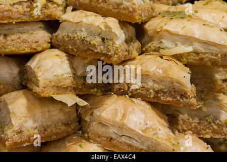 Dimond Baklava  piccola a forma di diamante la pasticceria. Il baklava è una pasta alimentare dessert perfezionato dal royal fornai nel palazzo del sultano di Istanbul. Foto Stock