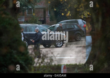 Hollesley Bay prigione, Suffolk, Regno Unito. 21 Novembre, 2014. Andy Coulson liberato da Hollesley Bay prigione, Suffolk, Regno Unito immagine mostra la Volvo 4x4 sat in ingresso al Hollesley Bay prigione appartenente alla moglie di ex News del mondo editor Andy Coulson prima che egli è stato rilasciato dal carcere dopo che serve quasi cinque mesi in carcere per cospirazione per hack telefoni. Credito: Clickpics/Alamy Live News Foto Stock