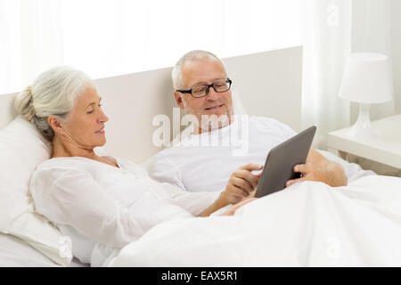 Felice coppia senior con tablet pc a casa Foto Stock