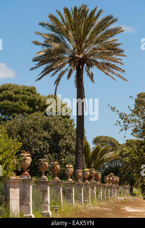 I terreni del castello quattrocentesco di Donnafugata, vicino a Ragusa, Sicilia, Italia Foto Stock