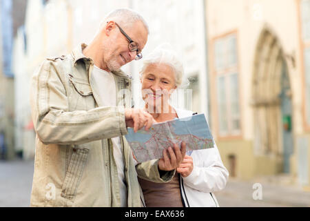 Coppia senior sulla strada di città Foto Stock