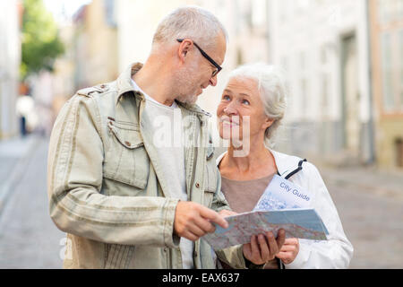 Coppia senior sulla strada di città Foto Stock