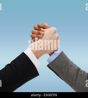 Chiudere fino a due mani multirazziale armwrestling Foto Stock