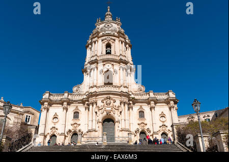 La facciata barocca siciliana (datata 1702) del Duomo di San Giorgio (Cattedrale di San Giorgio) a Modica, in Sicilia. L'architetto fu Rosario Gagliardi Foto Stock