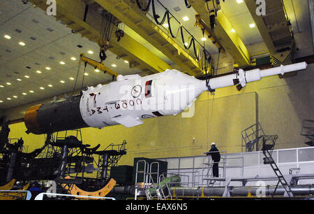 Il Soyuz TMA-15M veicolo spaziale è sollevata su un vagone ferroviario in preparazione per essere arrotolato al launch pad al cosmodromo di Baikonur Novembre 20, 2014 in Kazakistan. Lancio del razzo Soyuz è previsto per il mese di novembre 24 e porterà Expedition 42 equipaggio per un cinque e mezzo mesi di missione sulla Stazione spaziale internazionale. Foto Stock