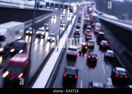 Auto su autostrada in sera Foto Stock