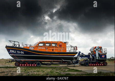 Il rilievo della classe di Shannon scialuppa di salvataggio "storm rider' su un rimorchio pronto per essere lanciato a Dungeness nel Kent. Foto Stock