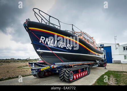 Il rilievo Shannon classe RNLI Lifeboat 'Storm Rider' su un rimorchio pronto per essere lanciato a Dungeness in Kent. Foto Stock