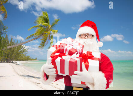 Uomo in costume di Babbo Natale con confezioni regalo Foto Stock