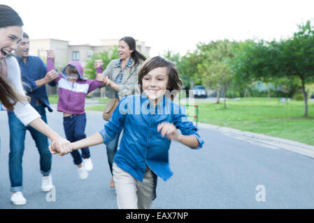 Famiglia giocando insieme all'aperto Foto Stock