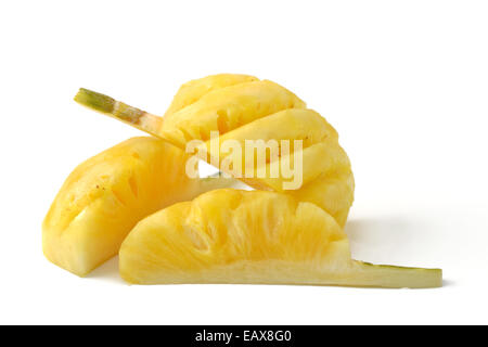 Pezzi di ananas isolato su bianco Foto Stock