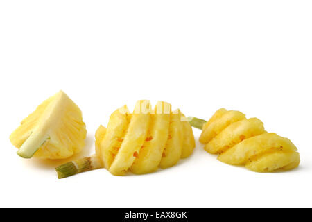 Pezzi di ananas isolato su bianco Foto Stock