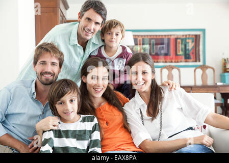 Famiglia insieme nel soggiorno, ritratto Foto Stock