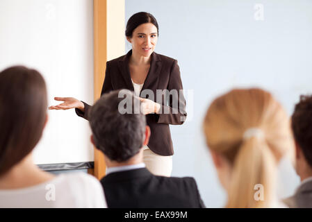 Imprenditrice dando la presentazione alla riunione Foto Stock