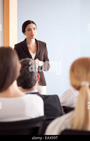 Imprenditrice dando la presentazione Foto Stock