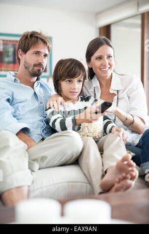 Famiglia guardare la TV insieme Foto Stock