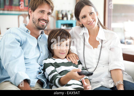Famiglia guardare la TV insieme Foto Stock