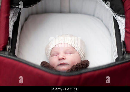 Il bambino dorme nella PRAM Foto Stock