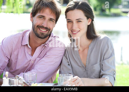 Giovane godendo un picnic con la famiglia Foto Stock