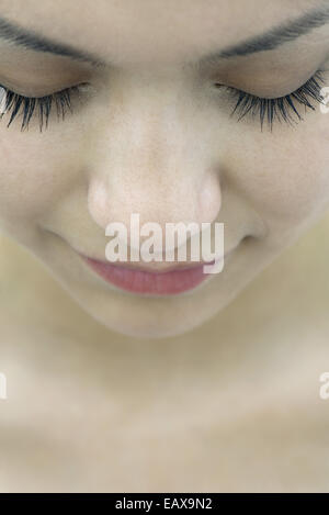Giovane donna con gli occhi chiusi, close-up Foto Stock
