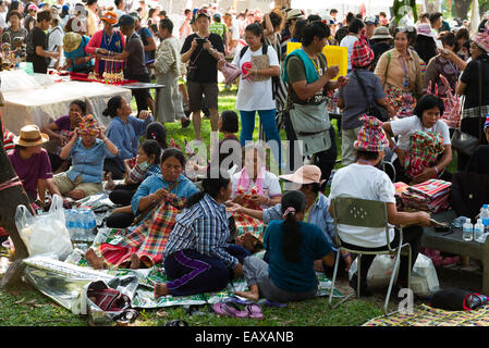 Anti governo manifestanti occupano Lumpini Park, Bangkok, Thailandia. Foto Stock