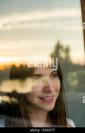 Donna contemplando futuro privato durante la visione di sunrise Foto Stock