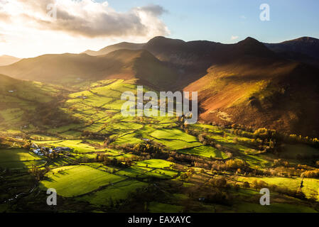 Sorprendente autunnale di sole illumina il Newlands Valley visto dalla vetta del gatto campane vicino Derwent Water. Lake District Foto Stock