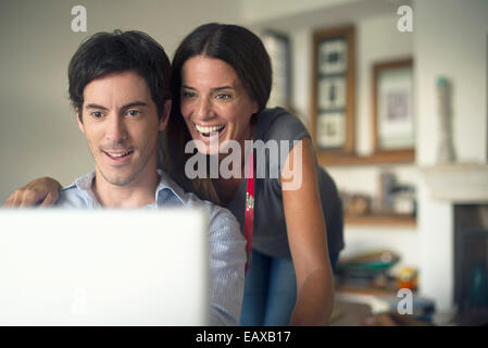 Giovane guardando al computer portatile insieme Foto Stock