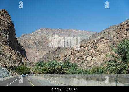 Autostrada attraverso la regione di montagna. Oman. Foto Stock