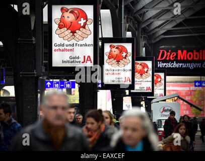 Zurigo, Svizzera. Xxi Nov, 2014. Abbondanza di referendum manifesti della campagna per la svizzera "Gold iniziativa' referendum a zurich main station. Con una settimana a visitare la campagna referendaria del Swiss 'Gold iniziativa' sta andando a piena potenza in tutta la Svizzera. Il controverso referendum è volto a forzare la Banca Nazionale Svizzera per tenere almeno il 20% di tutti i beni in oro fisico. Credito: Erik Tham/Alamy Live News Foto Stock