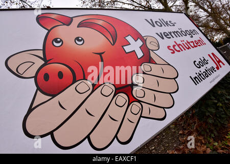 Zurigo, Svizzera. Xxi Nov, 2014. Una grande campagna referendaria poster per lo svizzero 'Gold iniziativa' in una strada della città di Zurigo. Con una settimana a visitare la campagna referendaria del Swiss 'Gold iniziativa' sta andando a piena potenza in tutta la Svizzera. Il controverso referendum è volto a forzare la Banca Nazionale Svizzera per tenere almeno il 20% di tutti i beni in oro fisico. Credito: Erik Tham/Alamy Live News Foto Stock