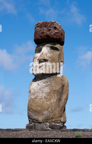 Cile, l'isola di pasqua, Hanga Nui. Parco Nazionale di Rapa Nui, Ahu Tongariki. Più grande piattaforma cerimoniale in tutti della Polinesia. Un grande Foto Stock