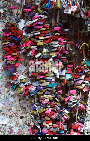 Amore si blocca su una parete in Casa di Giulietta, la Casa di Giulietta, Verona, Veneto. Foto Stock