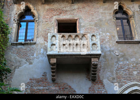 Balcone in marmo, la Casa di Giulietta, la casa di Giulietta a Verona, Italia, Veneto. Foto Stock